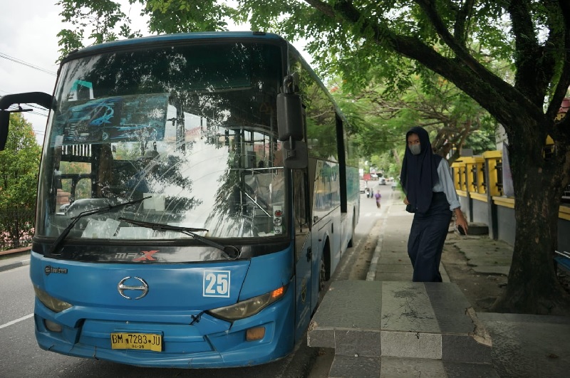 Pelajar menaiki Bus Trans Metro Pekanbaru di Halte SMPN 14 Jalan Hang Tuah Pekanbaru, Selasa (11/3/2025). Mulai kemarin pemko menggratiskan tarif bus TMP bagi pelajar se kota Pekanbaru.