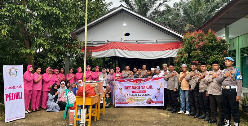 Kapolsek Kelayang, AKP Zulmaheri SH MH bersama Ketua Bhayangkari Ranting Kelayang, Ny Fitri Zulmaheri foto bersama dengan para santri dan personel, Senin (10/3/2025)