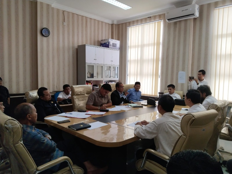 Rapat dengar pendapat (RDP) Komisi C DPRD Rohil bersama pihak PHR, menyikapi aspirasi masyarakat mengenai pembangunan jalan, rekrutmen tenaga kerja dan CSR, di Bagansiapiapi, Senin (10/3/2025).