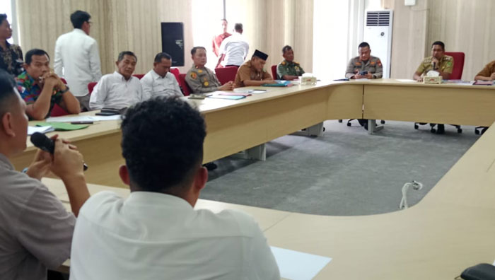 Wabup Rohil Jhony Charles BBA MBA, bersama Kapolres Rohil AKBP Isa Imam Syahroni saat memimpin rapat mediasi yangn berlangsung di kantor Bupati Rohil di Bagansiapiapi, Senin (10/3/2025).