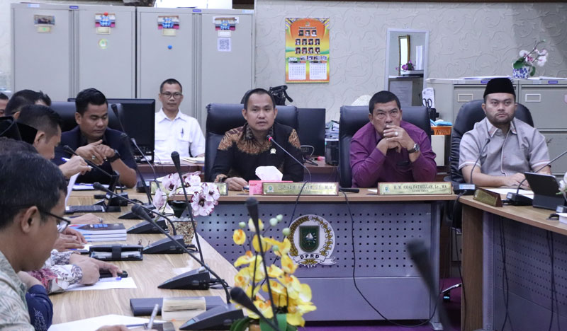 Ketua Komisi I DPRD Riau Nur Azmi Hasyim saat memimpin Rapat Dengar Pendapat dengan Komisi Penyiaran Indonesia Daerah Riau di Pekanbaru, baru-baru ini.