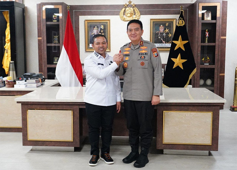 Gubri Abdul Wahid dan Kapolda Riau Irjen Pol M Iqbal foto bersama usai melakukan pertemuan di Polda Riau, Rabu (12/3/2025).