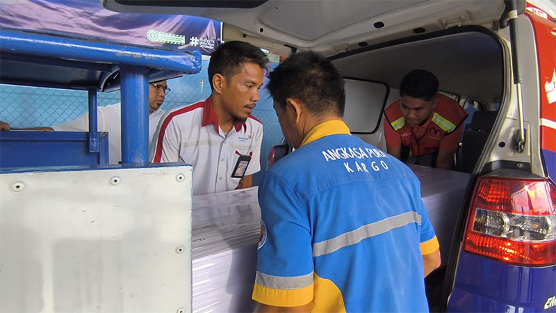 Jenazah PMI asal Riau warga Rohil yang meninggal dunia di Malaysia tiba di Cargo bandara SSK II Pekanbaru, Selasa (11/3/2025).