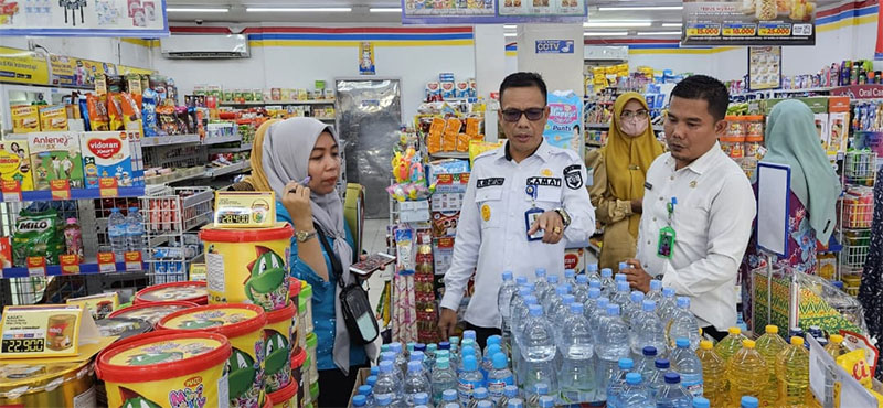 Camat Sentajo Raya Hevi H Antoni bersama Kopdagrin meninjau produk makanan di sebuah ritel di Sentajo Raya, Rabu (12/3/2025).