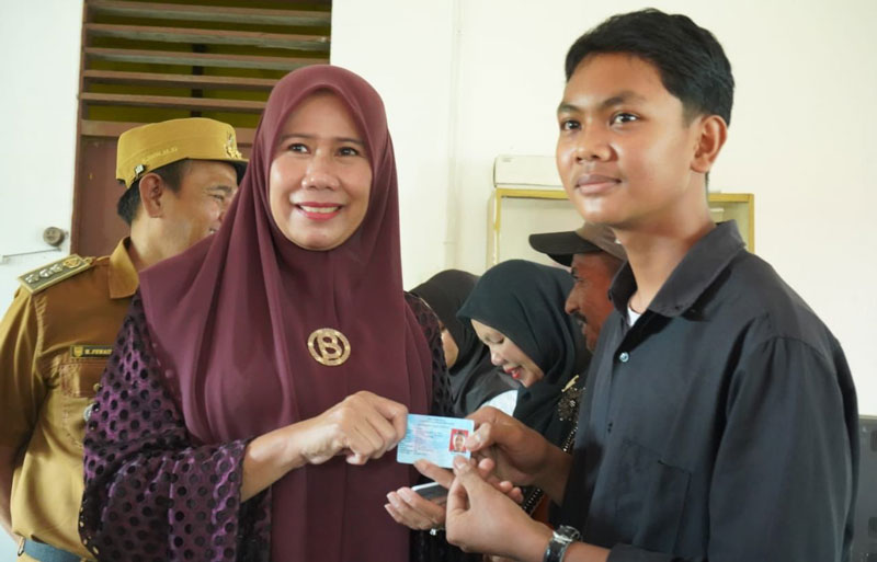 Wakil Bupati Inhil Yuliantini menyerahkan KTP-el kepada masyarakat di Kantor Camat Kateman, Senin (10/3/2025).