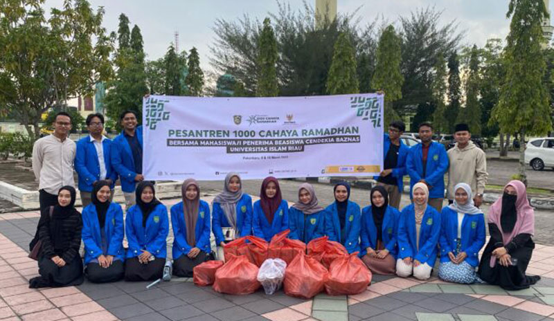 Mahasiswa UIR yang tergabung dalam BCB foto bersama sempena membagikan takjil di Masjid Raya An Nur, Sabtu (8/3/2025).