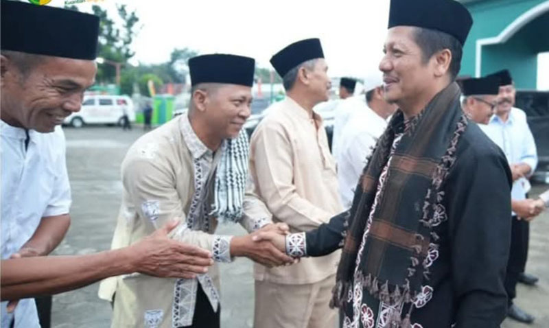Wabup Kuansing H Muklisin menyalami warga saat safari Ramadan di Sungai Sirih, Kecamatan Singingi, Senin (10/3/2025) malam.