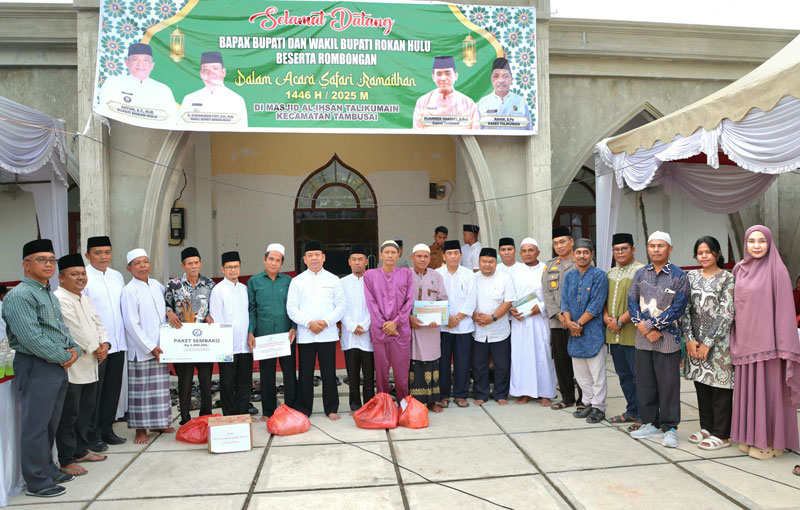 Wabup Rohul H Syafaruddin Poti SH MM foto bersama usai menyerahkan bantuan masjid, sembako, CSR perusahaan saat kunjungan safari Ramadan di Masjid Al-Ikhsan.