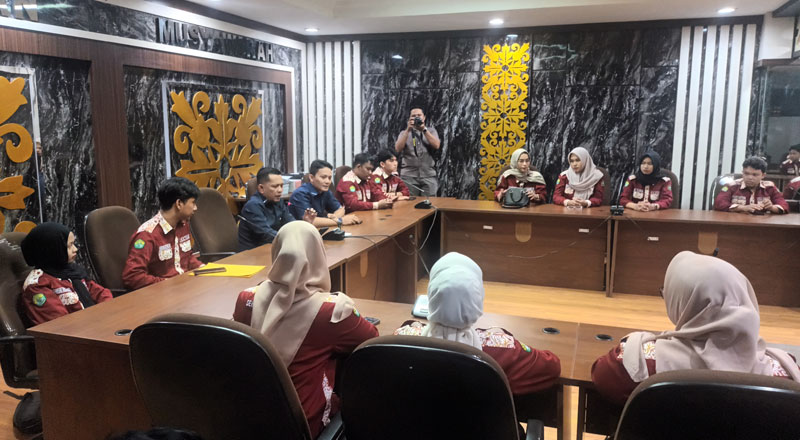 Wakil Ketua DPRD Kota Pekanbaru Tengku Azwendy Fajri didampingi Ketua Fraksi Demokrat Ahmad Faisal Reza menerima kunjungan DPH Fakultas Hukum Unri.
