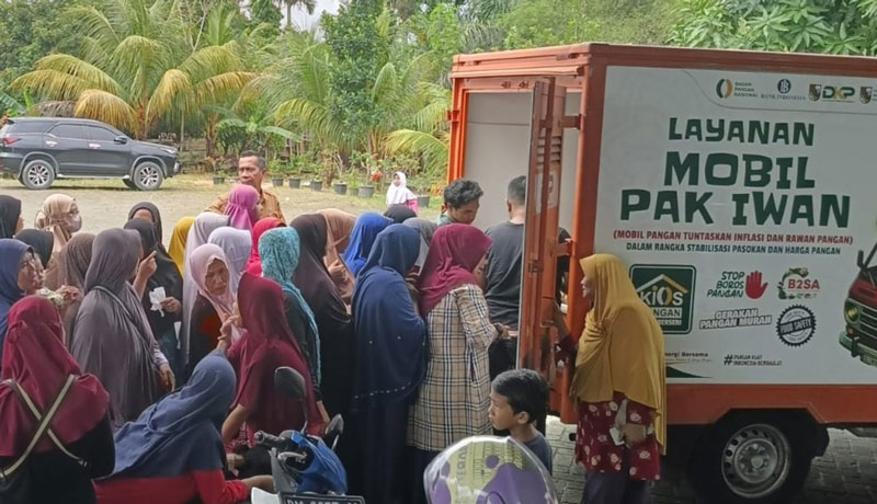 Warga tampak memadati mobil Pak Iwan yang menyediakan bahan pangan murah di Kecamatan Rumbai Timur, Selasa (11/3/2025).