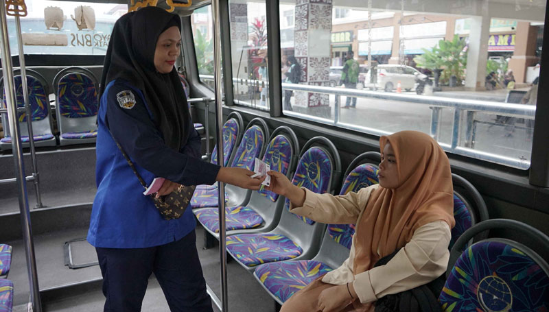 Petugas Bus Trans Metro Pekanbaru menyerahkan karcis gratis bagi pelajar yang naik bus Trans Metro Pekanbaru di Jalan Jenderal Sudirman, Pekanbaru, Selasa (11/3/2025).