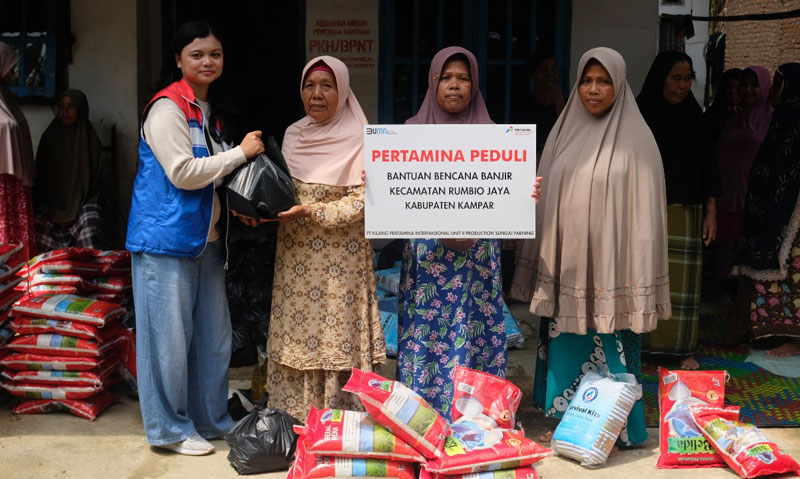 PT Kilang Pertamina Internasional Refinery Unit II Dumai melalui unit operasi Kilang Sungai Pakning menyalurkan bantuan logistik kepada korban banjir.