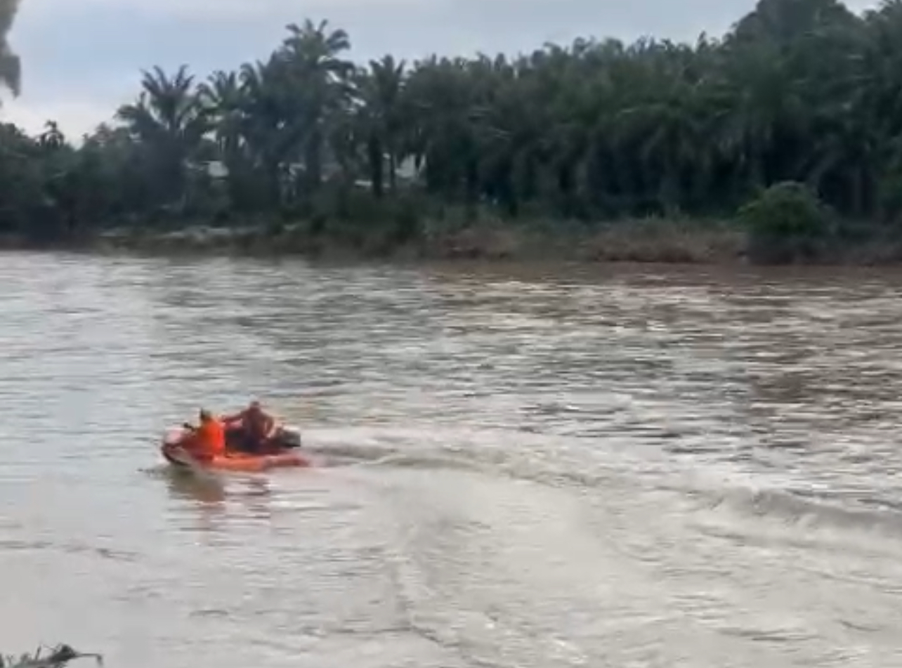 Tim gabungan dari BPBD Rohul, Basarnas Pekanbaru dan TNI/Polri menghentikan pencarian Adam, balita hanyut di Sungai Rokan setelah sepekan menyusuri 45 km aliran sungai, hingga Rabu (12/3/2025).