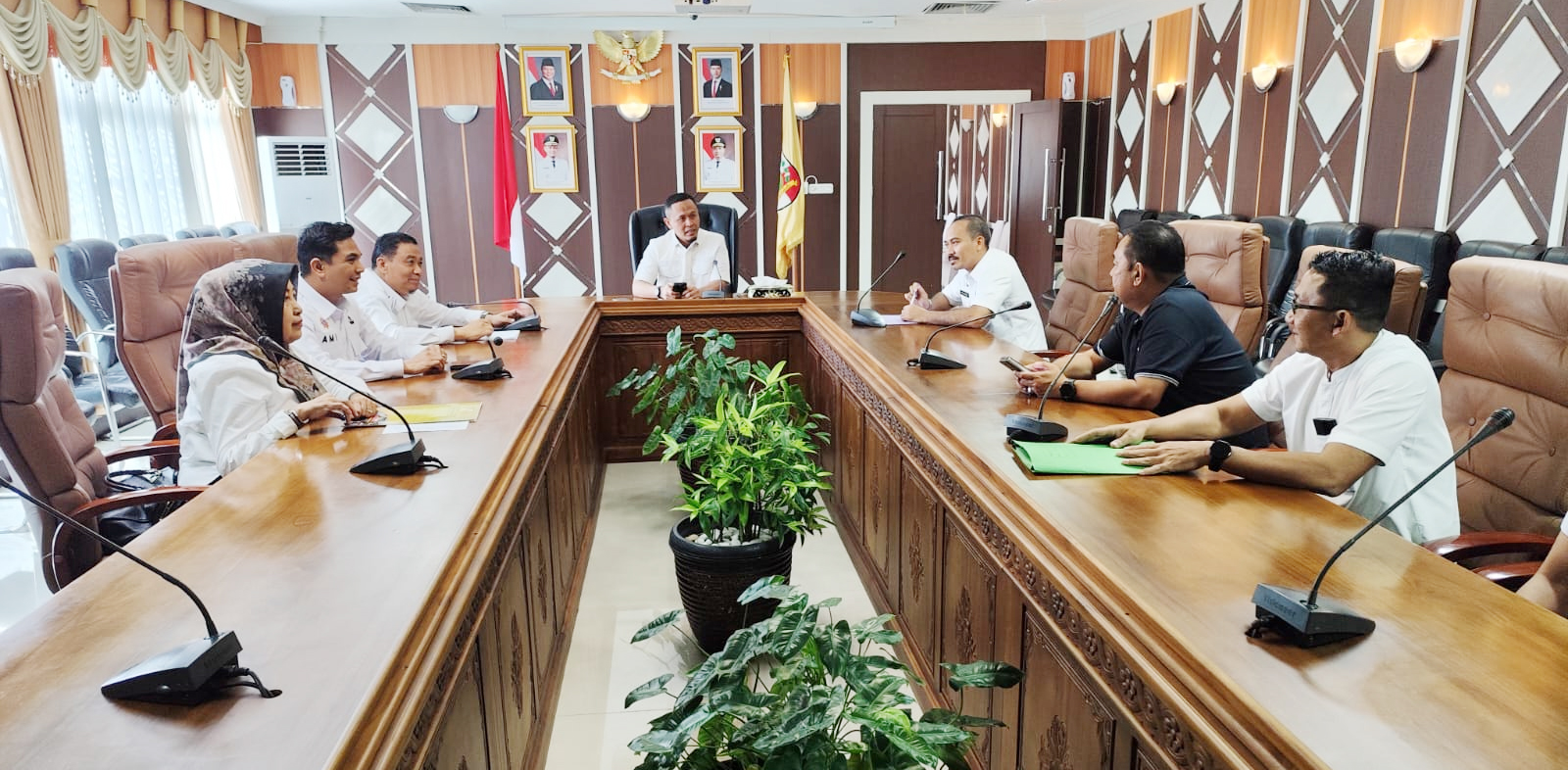 Wako Pekanbaru Agung Nugroho didampingi Wawako Pekanbaru Markarius Anwar, Pj Sekda Pekanbaru Zulhelmi Arifin, Kadishub Pekanbaru Yuliarso dan jajaran menggelar pertemuan dengan Perwakilan PT Yabisa Sukses Mandiri di Kantor Wali Kota Pekanbaru di Tenayan R