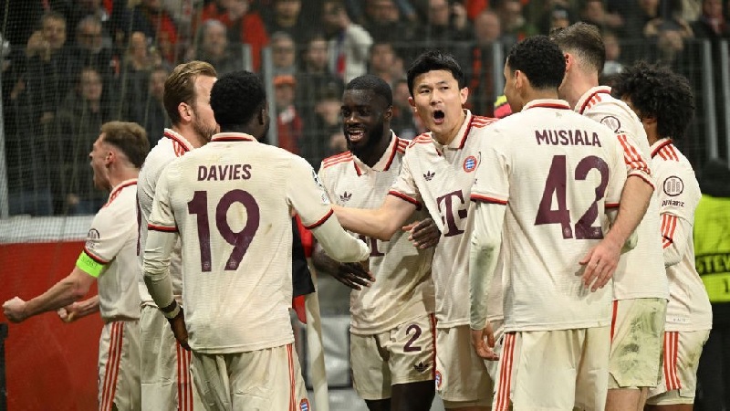 Pemain Bayern Munich merayakan gol saat mengalahkan Bayer Leverkusen 2-0 pada leg kedua Babak 16 Besar Liga Champions di BayArena, Leverkusen, Rabu (12/3/2025) dini hari WIB Getty Images/////