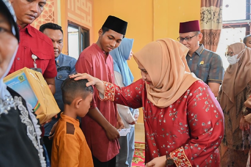 Bupati Bengkalis Kasmarni menyerahkan santunan saat menggelar Safari Ramadan perdananya di Kecamatan Bantan, Selasa (11/3/2025) sore.