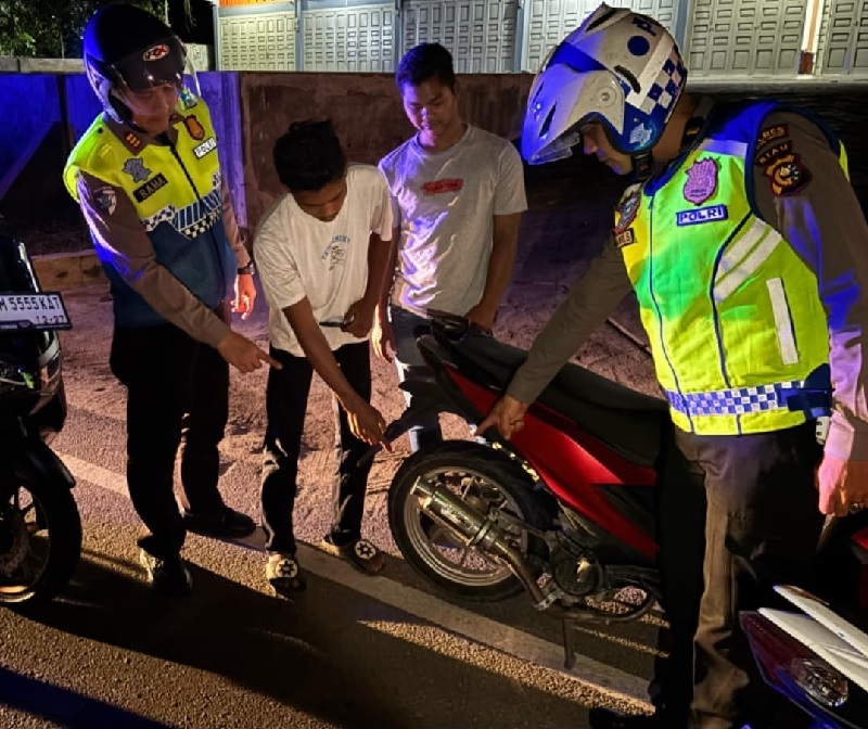 Satlantas Polres Kuansing, Selasa (11/3/2025) malam melakukan penindakan kendaraan motor dengan knalpot brong.