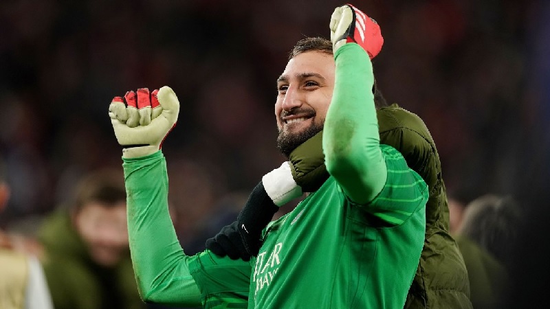 Gianluigi Donnarumma jadi pahlawan PSG saat menyingkirkan Liverpool 4-1 melalui adu penalti. Donnaruma gagal penalti Darwin Nunez dan Jones.