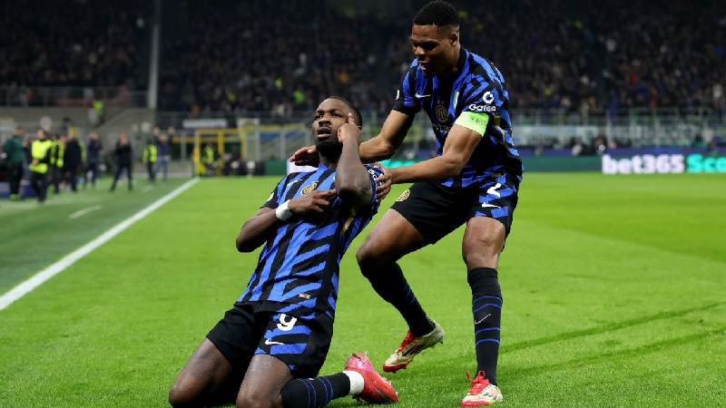 Marcus Thuram (kiri) melakukan selebrasi usai mencetak gol gawang Feyennord Rotterdam untuk membawa Inter Milan ke perempatfinal Liga Champions.