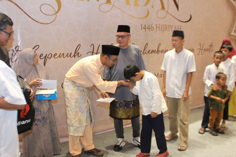 Minamas Plantation memberikan santunan kepada anak yatim saat menggelar buka bersama dengan stakeholders dan anak yatim di Pekanbaru.