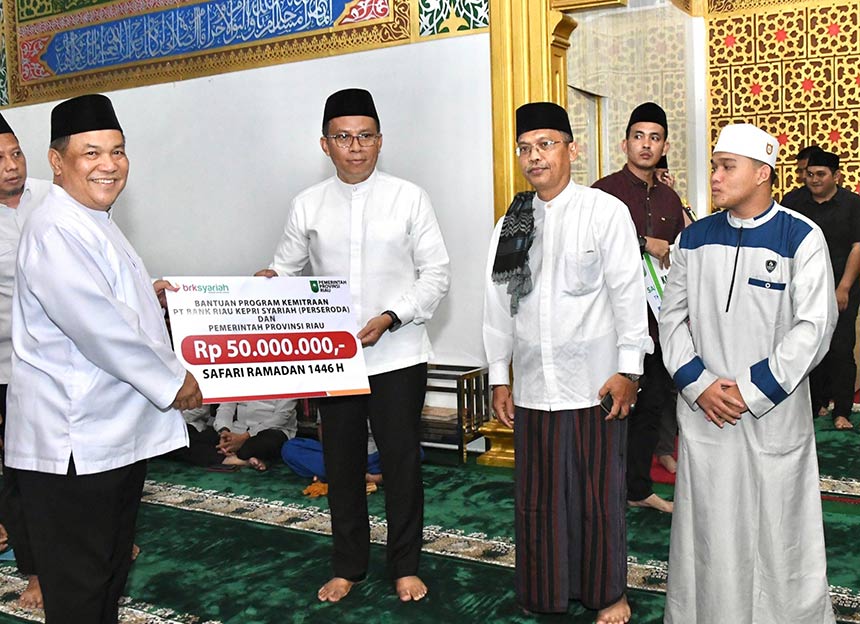 Wakil Gubernur Riau SF Hariyanto menyerahkan bantuan Bank Riau Kepri (BRK) Syariah senilai Rp 50 juta ke Masjid Nurul Hikmah di Jalan Makmur, Bukit Raya, Pekanbaru.