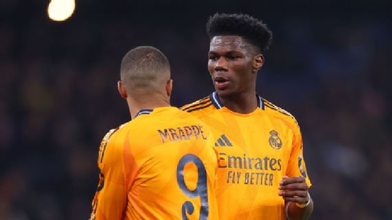 Aur&eacute;lien Tchouam&eacute;ni heran dengan kritik yang baru-baru ini dihadapi rekannya di Timnas Prancis Kylian Mbapp&eacute;.