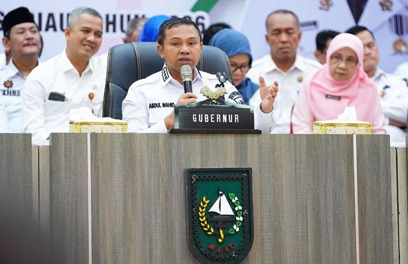 Gubernur Riau Abdul Wahid saat memimpin Rapat Forum Konsultasi Publik di Gedung Daerah Riau, Pekanbaru, Rabu (12/3/2025).