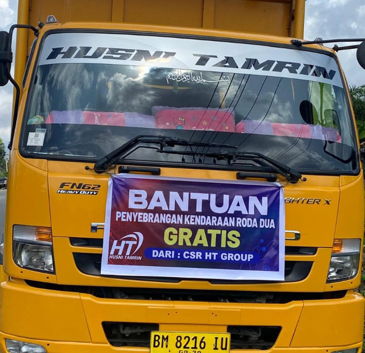 Truk yang disiapkan Pemkab Pelalawan siap menyeberangkan kendaraan roda dua terjebak banjir secara gratis di Simpang Kualo, Pangkalan Kerinci Kota Kecamatan Pangkalan Kerinci, Kamis (13/3/2025).
