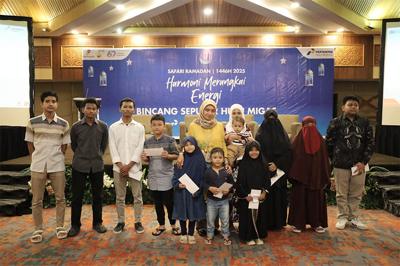 Pj Corporate Secretary PHR Regional 1 &ndash; Sumatera Eviyanti Rofraida foto bersama sebagian peserta yang mengikuti kegiatan PHR di Dumai, Rabu (12/3/2025)