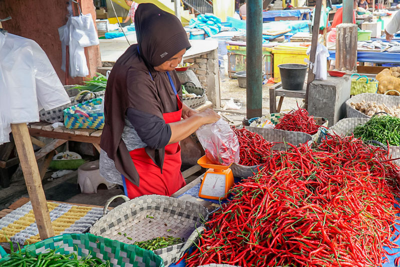 Pedagang&nbsp;melayani pembeli di&nbsp;pasar Jalan Agus Salim, Kota Pekanbaru, Rabu (12/3/2025). Harga&nbsp;keperluan pokok setakat ini masih stabil.