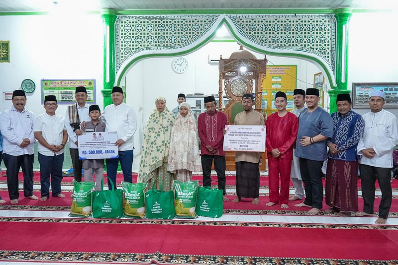 Bupati Siak Alfedri (lima kiri) foto bersama dengan penerima manfaat saat safari Ramadan di Masjid Baitul Rahim, Kampung Dusun Pusaka, Kecamatan Pusako.