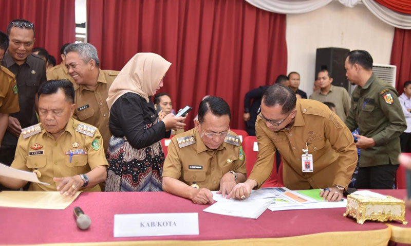 Bupati Rohil H Bistamam didampingi Sekdakab Rohil Fauzi Efrizal mengikuti&nbsp;acara high-level meeting Tim Pengendalian Inflasi Daerah (TPID) Provinsi Riau.