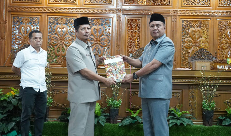 Wakil Bupati Kuansing H Muklisin menyerahkan dokumen tiga ranperda kepada Ketua DPRD Kuansing H Juprizal SE MSi pada sidang paripurna.