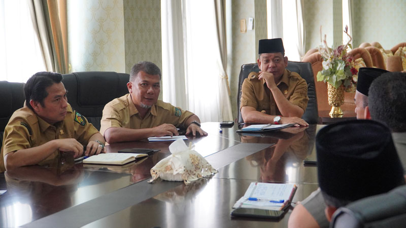 Wabup Rohul H Syafaruddin Poti SH MM memimpin rapat persiapan peringatan Nuzul Qur&rsquo;an di ruang Islamic Center Pasirpengaraian, Selasa (11/3/2025).