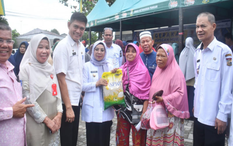 Wakil Bupati Kampar Misharti foto bersama usai meninjau pelaksanaan Gerakan Pangan Murah di Kantor Desa Kubang Jaya, Kecamatan Siak Hulu, Rabu (12/3/2025).