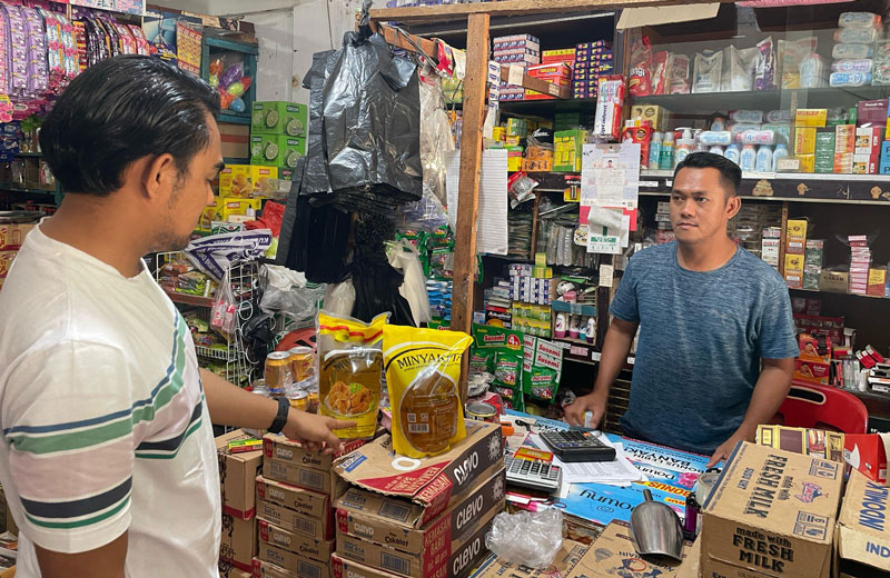 Tim gabungan dari Unit Tipiter Polres Dumai dan Dinas Perdagangan Kota Dumai mengunjungi toko Sembako dalam rangka monitoring stok dan harga sembako.