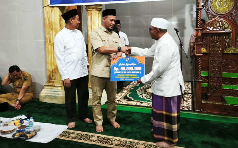 Wako Pekanbaru H Agung Nugroho dan Wawako Pekanbaru H Markarius Anwar memberikan bantuan pada pengurus Masjid Al-Huda yang diwakili&nbsp; Ketua Masjid Jumain.