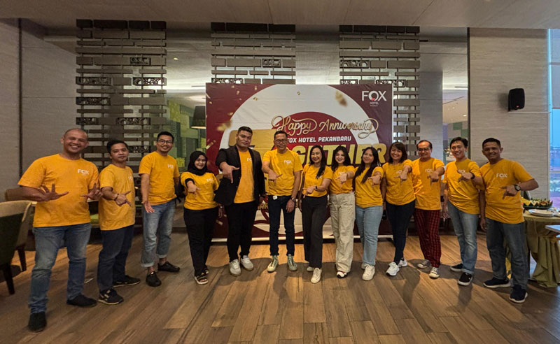 Jajaran manajemen FOX Hotel Pekanbaru berfoto bersama saat perayaan hari jadi FOX Hotel Pekanbaru yang ke-7 tahun, Sabtu (8/3/2025).