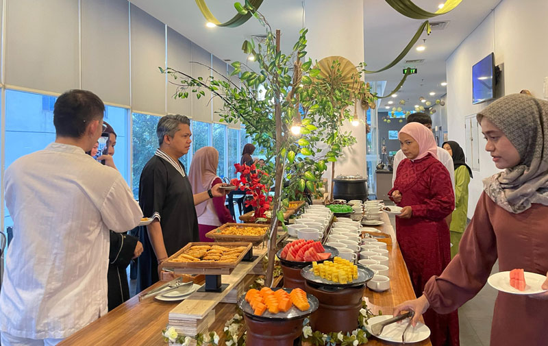 Berbagai menu berbuka dan hidangan utama siap memanjakan tamu di Hotel Whiz Prime, Pekanbaru, Rabu (12/3/2025).