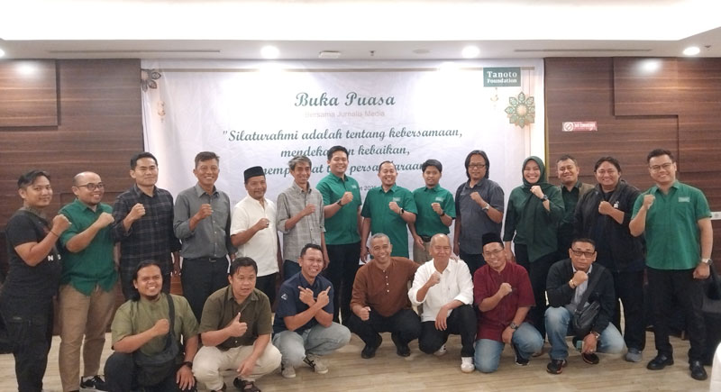 Pengurus Tanoto Foundation foto bersama usai acara berbuka puasa bersama media di Hotel Swissbell SKA Pekanbaru, Rabu (12/3/2025).