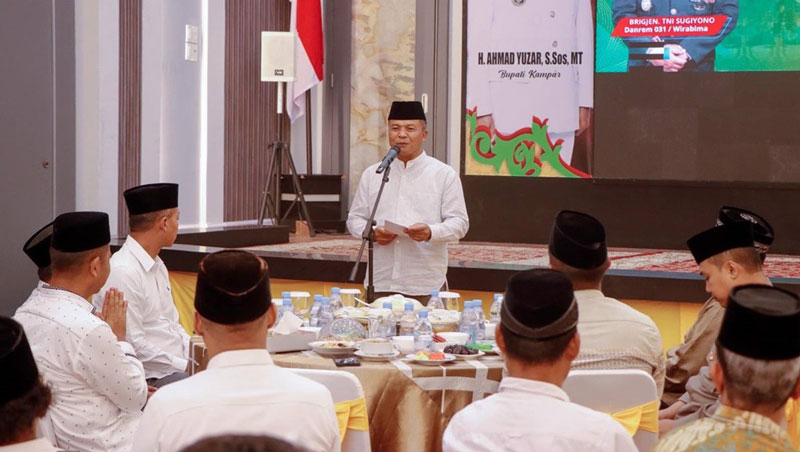 Danrem 031/WB Brigjen TNI Sugiyono saat berbuka puasa bersama dalam kunjungan Safari Ramadan di Kabupaten Kampar, Selasa (11/3/2025).