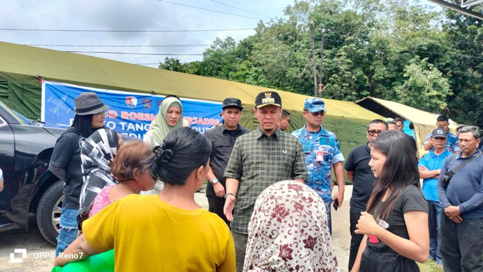 Wali Kota Pekanbaru Agung Nugroho saat memantau banjir dan warga yang ada ditenda pengungsian, belum lama ini.