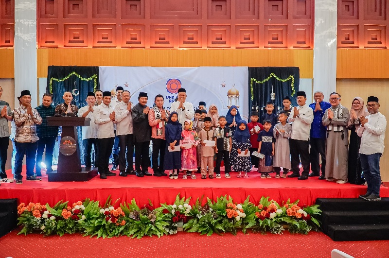 DPD REI Riau memberikan bantuan berupa uang tunai kepada anak yatim dalam kegiatan buka bersama yang digelar di Susiana Tabrani Convention Hall, Rabu (12/3/2025).