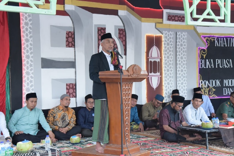 Pimpinan Ponpes Nurul Hidayah Bengkalis Ustaz H Pamuji menyampaikan sambutan pada khatmul Quran di Halaman Ponpes Nurul Hidayah Bengkalis, Rabu (12/3/2025).