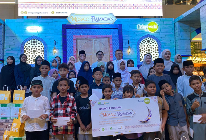 Living World Pekanbaru menyantuni 50 anak yatim sekaligus menggelar buka puasa bersama dalam rangkaian progam Mosaic Ramadan yang digelar di main atrium Living World.
