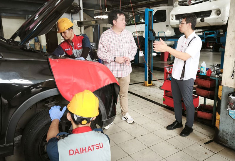 Marketing & Customer Relations Division Head PT Astra International Tbk Daihatsu Sales Operation berbicara dengan Deputy Head After Sales Service & Logistic Division Astra Daihatsu.