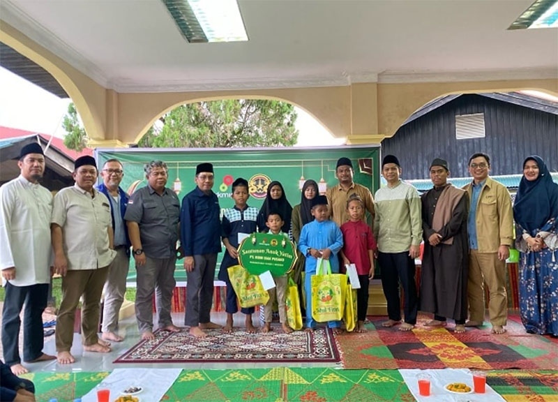 Managemen PT BSP foto bersama anak yatim penerima paket bantuan Ramadan