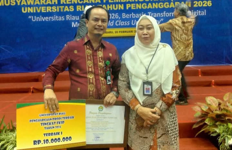 Koordinator Prodi BK FKIP Unri Dr Non Syafriafdi SPd MPd foto bersama Rektor Unri Prof Dr Hj Sri Indarti SE MSi usai penyerahan penghargaan, Kamis (20/2/2025).