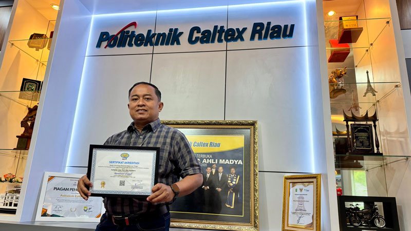 Direktur PCR Dr Dadang Syarif Sihabudin Sahid SSi MSc memperlihatkan sertifikat akreditasi unggul yang diterima Politeknik Caltex Riau, Kamis (13/3/2025).