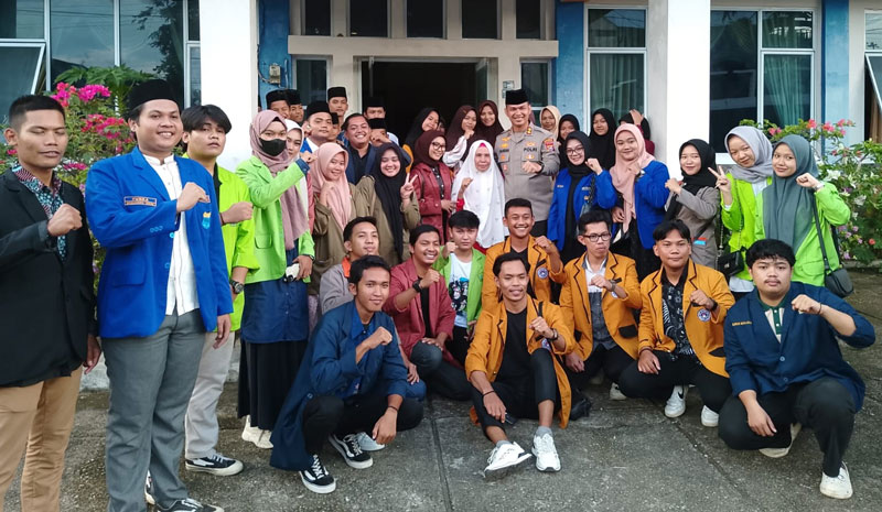 Kapolres Inhu AKBP Fahrian Saleh Siregar SIK MSi foto bersama dengan pengelola panti asuhan dan puluhan mahasiswa usai kegiatan, Selasa (11/3/2025).